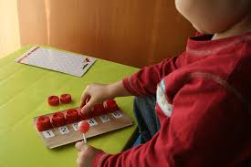 Cuarenta fichas de dos colores diferentes. Juego Ludico De Matematica Con Material Reciclado Juego De Memoria Manualidades Con Material Reciclado Reciclado Telas O Ropa Material De Uso Cotidiano Cajas De Carton Tapones O Chapas Envases De