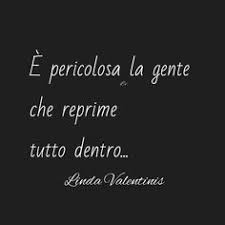 La pagina mostra la citazione di un aforisma di charles dickens; Frasi E Aforismi Sulla Falsita Le Persone False L Ipocrisia E La Finzione