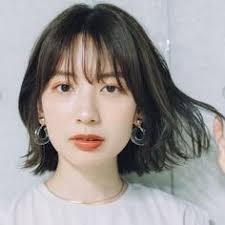 ラフなゆるさが大人の洗練 くびれ 切りっぱなし の若見えボブスタイル マキアオンライン maquia online ヘアカット ヘアスタイリング ヘアスタイル