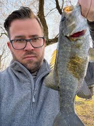 A jerkbait minnow shaped lure that provides a horizontal presentation. A  straight retrieve makes a jerkbait swim with a shimmying action. This  catches fish, but where a jerk-bait shines is