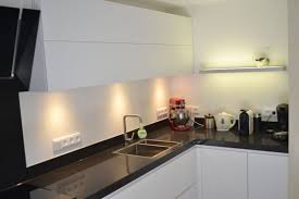 Keuken Met Vouwklep Deuren In De Bovenkasten Zodat U Bij De Gehele Binnenkast Kan In De Hoek Een Magic Corner Voor Het Optimale Gebruik Van De Hoek Maison