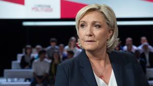 « la crise des gilets jaunes ne profite qu'à marine le pen, pas du tout aux autres oppositions. Gilets Jaunes Marine Le Pen Propose Une Manifestation Sur Les Champs Elysees Linfo Re France Politique