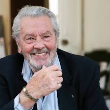 On met 10.000 euros chacun dans notre slip: l'ancien garde du corps d'Alain  Delon raconte son passage incongru à l'aéroport de Nice avec la star