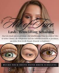 Edit: Die Katze ist bei ihrem Besitzer. Hallo, wer kennt diese süße Maus?  Sie kommt ständig zu uns. Ich möchte Sie in der Kälte auch nicht draußen  lassen. Steht an der Tür,