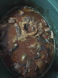 1.500 kg de carne de vită rasol, 500 ml de vin alb, 3 morcovi, 2 cepe, 4 tulpini de telina, 3 catei de usturoi, 2 frunze de dafin, un baton scortisoara, crengute de cimbru, 1 lingura de pasta de rosii, jumatate de cana făină pentru pudrat, 1 lingurita rasa sare, 1 lingurita rasa piper. Traditional Osso Buco Allrecipes