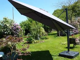 Parasol Carre D Ombre Avec Mat Deporte Permettant Des Inclinaisons A Plus De 45 Du Toit Parasol Grand Parasol Parasol Carre