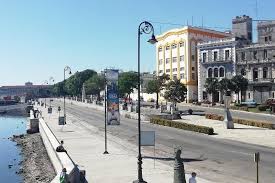 La Avenida del Puerto de La Habana es paralela al Malecón Habanero y con  una concurrencia asombrosa, se extiende desde La Habana Vieja hasta la  explanada de la punta en el municipio