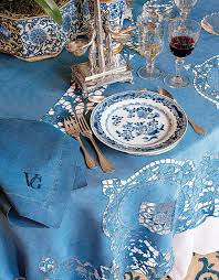 See Photos From 4 Decades Of Valentino S Dinner Parties Mavi Ve Beyaz Dekor Ve Tasarim Evler