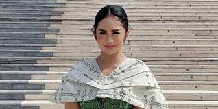 Dia selalu mendidik kami supaya bersopan santun dan menghargai krisdayanti kemudiannya berkongsi tangkap layar perbualannya dengan aurel di whatsapp dan. Foto Jadul Krisdayanti Disebut Mirip Nike Ardila
