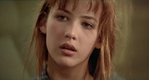 Tymczasem poznaje fanfan, piękną córkę klauna. Sophie Marceau In The Beautiful Film Fanfan 1993 Sophie Marceau Sophie Beautiful Film