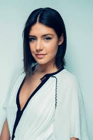 A atriz carrega a marca idelével das mulheres que sabem o quanto são maravilhosas. Lea Seydoux Adele Exarchopoulos