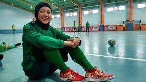 Hijab cantik berkacamata update foto cewek hijab cantik #hijab #stylehijab #tutorialhijab. Cerita Pemain Berhijab Di Timnas Futsal Putri Indonesia