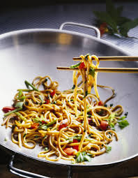 Poele De Nouilles Chinoise A La Sauce De Soja Pour 2 Personnes Recettes Elle A Table Recette Recettes De Cuisine Cuisine Asiatique Recette Pate Chinois