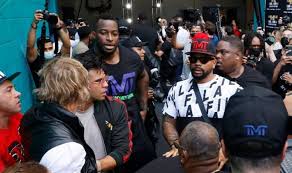 Cuándo, dónde y a qué hora es la pelea. Jake Paul Provoca Cuerpo A Cuerpo Al Robar El Sombrero De Floyd Mayweather En La Conferencia De Prensa De Logan Paul Boxeo Deporte Espanol News Espanol News