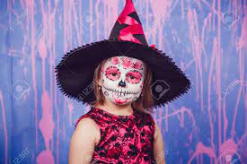 Depuis , il y a eu différentes adaptations où elle est revenue sous. Une Petite Fille Habillee Comme Une Sorciere Avec Du Maquillage Sur Son Visage Debout Sur Un Fond De Mur Violet Banque D Images Et Photos Libres De Droits Image 64542372
