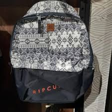 Suatu hari di suatu sekolah menengah atas tepatnya di ruang kepala sekolah tampak seorang pria berumur 45 tahun sedang merenung, entah apa yang sedang dia pikirkan. Jual Tas Ransel Pria Wanita Ripcurl Original 100 Tr44 Jakarta Pusat Red Shopping Mall Tokopedia