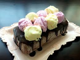 Ketepikan dalam bekas lain, pukul krim keju bersama semua. Resipi Kek Ais Krim Diy
