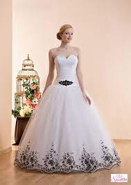 Il prossimo 2011 sarà, per le sposine, l'anno degli abiti corti e di quelli in bianco e nero. Abiti Da Sposa Bianchi E Neri Economici Online Coloratisposatelier