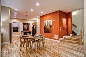 La Couleur Orange Joue Le Cameleon De Luminosite Orange Dining Room Orange Accent Walls Living Room Orange