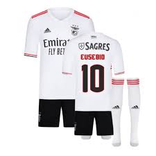Desde mayo de 2004 el número de socios del club ha ido aumentando significativamente, gracias a la campaña de márketing denominada kit sócio (kit de socio en portugués) lanzada por el benfica con el objetivo de alcanzar los 200.000 socios, partiendo de los 94.714 que había en ese momento. 2021 2022 Benfica Away Mini Kit Eusebio 10 Ey1617 222691 83 42 Teamzo Com