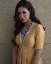 Sonam Bajwa - Free pics, galleries & more at Babepedia