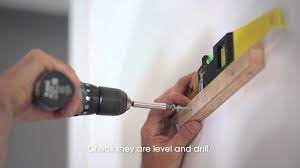 Grâce à cette équerre de meuble, vous pourrez enfin consolider et maintenir vos meubles en toute sécurité. 03 Fixer Un Meuble Au Mur Youtube