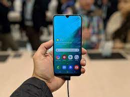 It came with android 9 pie, 128 gb of internal storage, and a 4000 mah battery. Samsung Galaxy A50 Samsung Galaxy A50 First Impressions