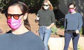News that jennifer garner is staying out of ben's love life after he and jennifer lopez spent a weeklong vacation together in montana. Jennifer Garner Is Low Key In Teal Sweatshirt And Blue Leggings As She Takes A Stroll In La Daily Mail Online