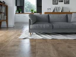 Für einen glasierten bodenbelag eignen sich steinzeugfliesen am besten. Bodenfliesen In Wunderschoner Holzoptik Kombinieren Das Warme Ambiente Von Holz Mit Der Funktionalitat Von Fliesen Bodenfliesen Fliesen Fliesen Wohnzimmer