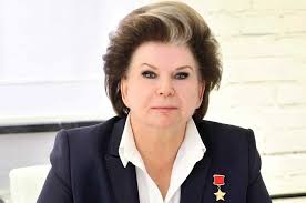 Ирина соловьева, татьяна кузнецова, жанна ёркина, валентина пономарева, валентина терешкова и сергей королев. Obrashenie Valentiny Tereshkovoj K Luchshim Vypusknikam 2019 Goda