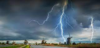 Dat komt omdat er voor het ontstaan van een onweersbui warmte, vocht en tot op grote hoogte onstabiele lucht nodig is. Wat Moet Je Doen Bij Onweer Tips Van Het Rode Kruis
