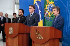 ↑ a b «ministro da saúde, marcelo castro, do pmdb, entrega cargo». Presidente Bolsonaro Anuncia Novo Ministro Da Saude Portugues Brasil