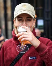 Arrived a lady, left a lad 🏴󠁧󠁢󠁳󠁣󠁴󠁿 Swipe to see English folks  celebrating an English win