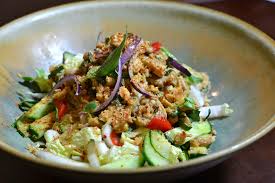 Salade De Poulet Thai Epicee La Recette Authentique Du Laab Kai En 2020 Salade De Poulet Thai Salade Poulet Recette Thailandaise