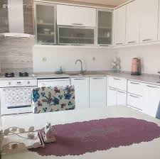 Dolap kapaklarınızı yapışkanlı folyo ile kaplayın. Ozlem Hanimin Folyoyla Kaplanarak Havasi Degisen Fayans Ve Tezgahi Ev Gezmesi