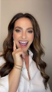 Better late than never 💁‍♀️ #prettylittleface #betterlatethennever  #longhair #makeup #naturalmakeup #prettylittleframe #justintimberlake  #extensions