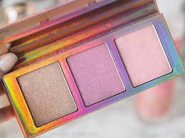 Blend your perfect accent with a trio of complementary colors.<br><br>please note: Essence Go For The Glow Highlighter Palette Mateja S Beauty Blog