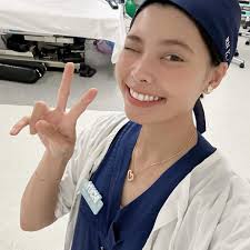 我喜歡幫病人先暖床💕 麻醉護理跟傳統觀念裡的護理很不一樣麻醉中的病人壓瘡機率比普通住院病人還高！ 有很多手術中我們能做的事來確保病人安全