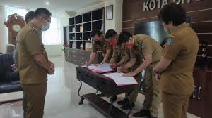 Di bawah ini adalah contoh surat keputusan pengangkatan jabatan yang bisa anda pergunakan sebagai referensi. Penggangkatan Kepala Lingkungan Dan Ketua Rt Di Bitung Publik Komat Kamit Di Media Sosial Tribun Manado