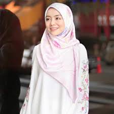 Tutorial hijab ringkas oleh mira filzah menggunakan tudung galeri ariani, koleksi stellar printed shawl. Mira Filzah Hijab Tutorial