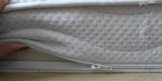 Sofern die verschmutzung größer ist, und deine matratze einen abnehmbaren bezug besitzt, bietet es sich an, den matratzenbezug gänzlich abzunehmen und zu waschen. Tipps Rund Um Bettwasche Matratze Lattenrost Und Bett