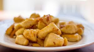 Noi useremo delle fettine ma se volete una variante, potete anche fare degli straccetti o dei bocconcini di pollo al limone ricavandoli direttamente dal petto. Pollo Al Limone La Ricetta Facile E Veloce Per Fare Un Grande Piatto Casalingo Wine Dharma
