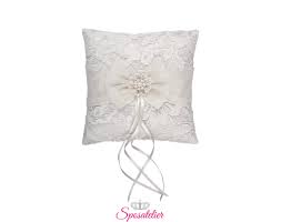 50 idee originali e alternative per il cuscino portafedi. Cuscino Portafedi Elegante Ricamato Con Pizzo Collezione 2019 Onlinesposatelier