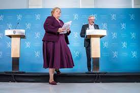 Koronakommisjonens leder, stener kvinnsland, strakte ut hånden til statsminister erna solberg, som klarte å avverge en ny hilsetabbe. Ybmrrmunv4bstm