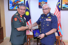 Turut hadir dalam acara berkenaan adalah, panglima tentera darat, (ptd) jeneral tan sri datuk zamrose bin mohd zain, timbalan panglima. Kunjungan Hormat Panglima Angkatan Tentera Malaysia Facebook