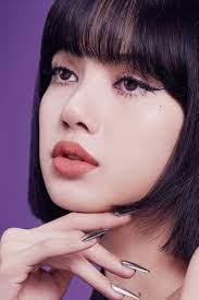 Para las imágenes, lalisa utilizó un top en forma de lazo de la firma celine, además de un maquillaje en tonos tierra que le dieron una apariencia natural, su cabello despenado y accesorios en colores plateados. Lisa De Blackpink Embajadora De M A C Vogue Espana
