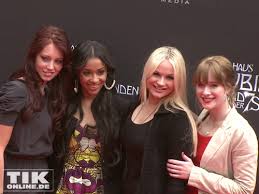 Con kristina schmidt, daniel wilken, marc dumitru, karim günes, florian prokop. Bestens Gelaunt Sah Man Franziska Alber Kristina Schmidt Fereba Kone Und Alicia Endemann Bei Der Filmpremiere Von Das Haus Anubis In Berlin Tikonline De