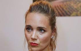 She speaks czech, french, and english fluently. Radikalni Krok Vondrackove Luciin Drsny Vzkaz A Vojnarova Hrozba Ahaonline Cz