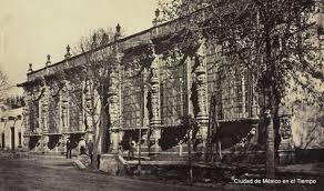 La Casa De Los Mascarones Es Una Edificio Colonial De La Segunda Mitad Del Siglo Xviii Ubicado En La Avenida Riber Edificios Antiguos Edificios Casas En Mexico