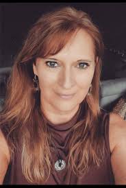 Könnte bitte jemand von euch so kurz vor Jahresende ein fröhliches  Neujahrsbild aus diesem Foto machen? Bitte auch unseren Hund, etwa  kniehoch, hinzufügen? 1000 Dank 🙏🏼🍀🎉